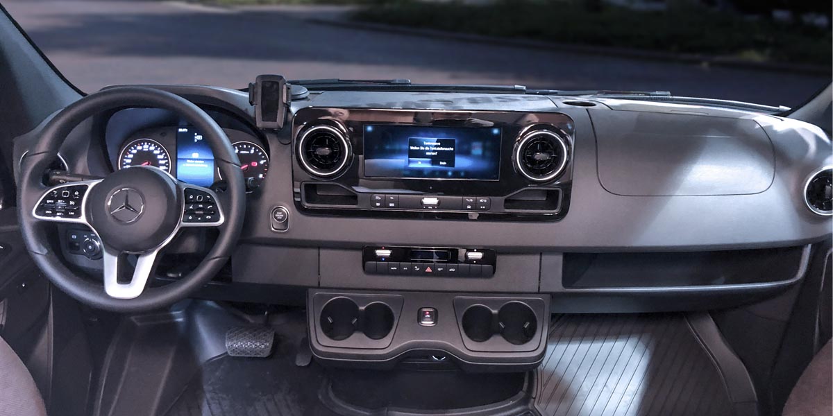 Bravia Swan 699 Van Cockpit