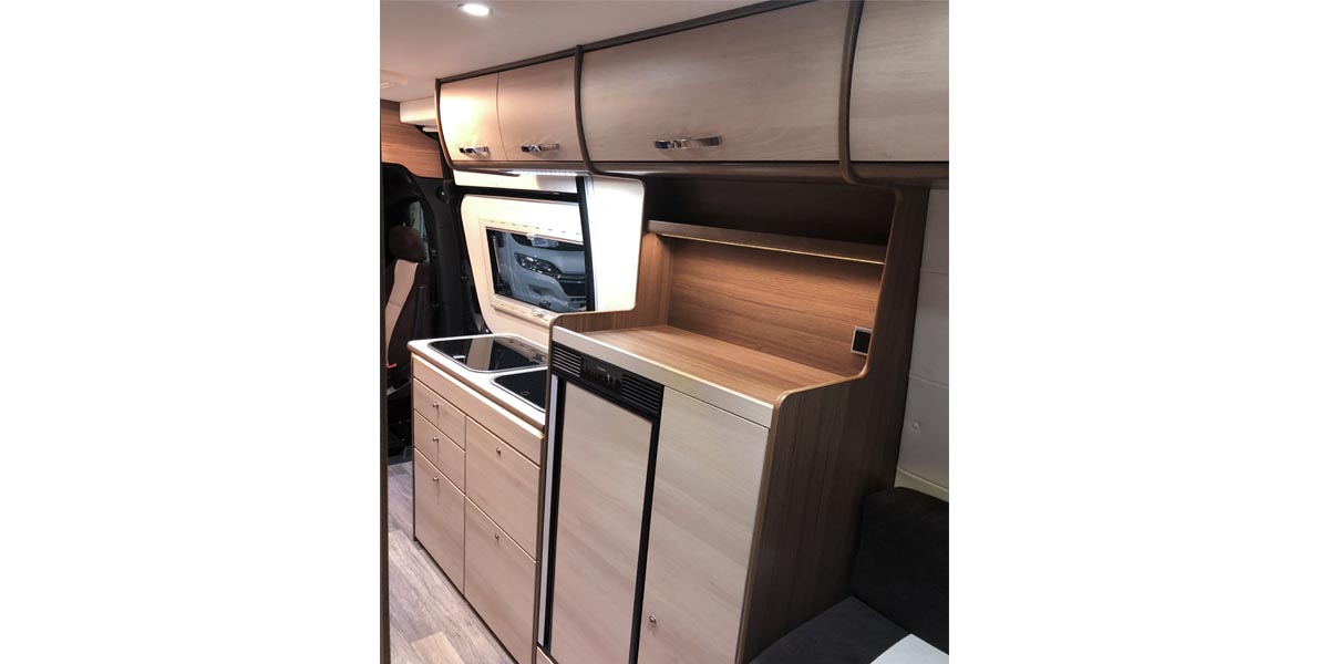 Bravia Swan 699 Van Küche und Kühlschrank